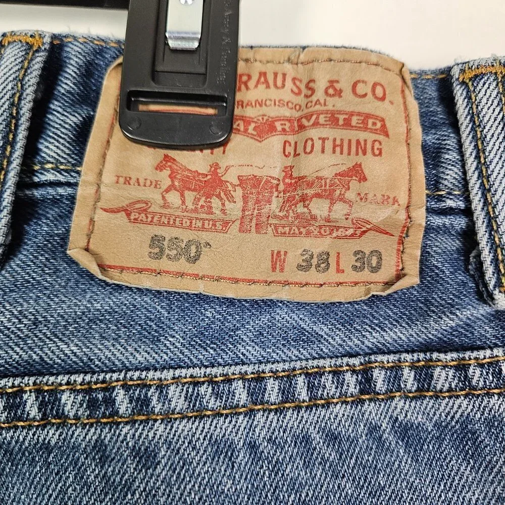 VTG Levi's 550 Relaxed Fit 100% Cotton Medium Wash Jean